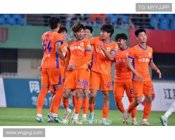 山东泰山球迷橙色帮持续助威，球队主场不败战绩引人关注