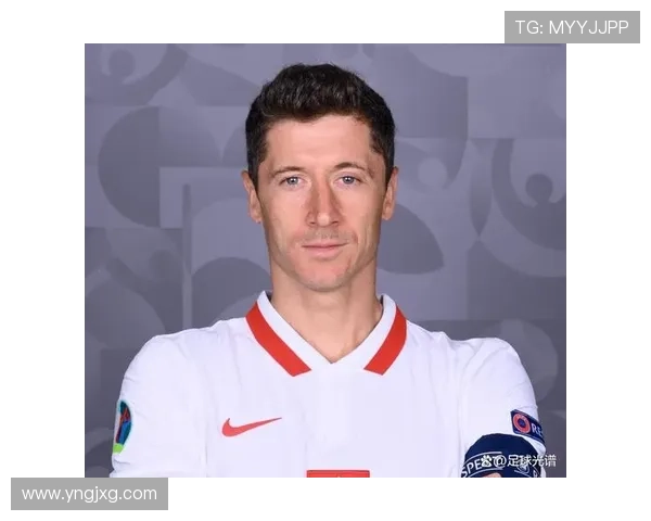 莱万多夫斯基在巴萨体系中的角色变化解析：战术适应能力评估