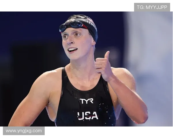 凯蒂莱德基居然在休息日穿得比派对女王还张扬，这生活也太不像游泳冠军了吧？